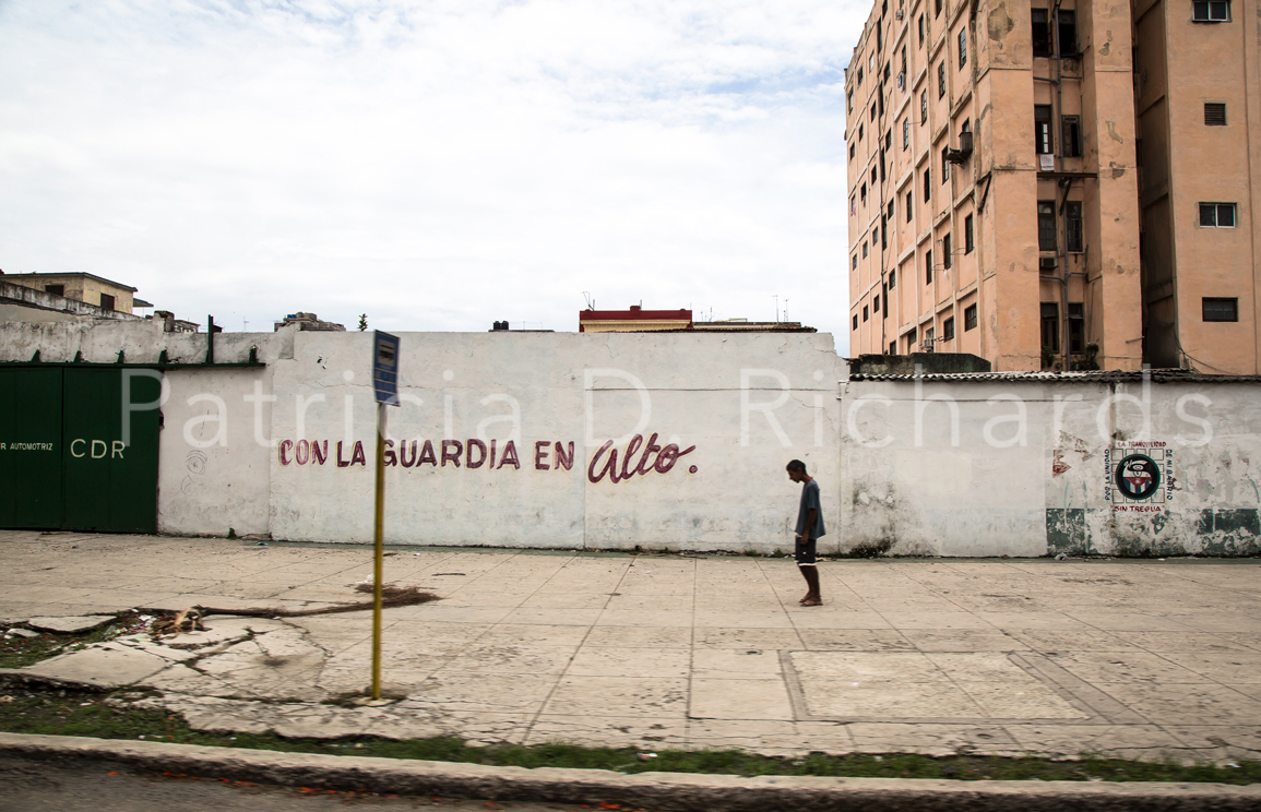 con la guardia en alto