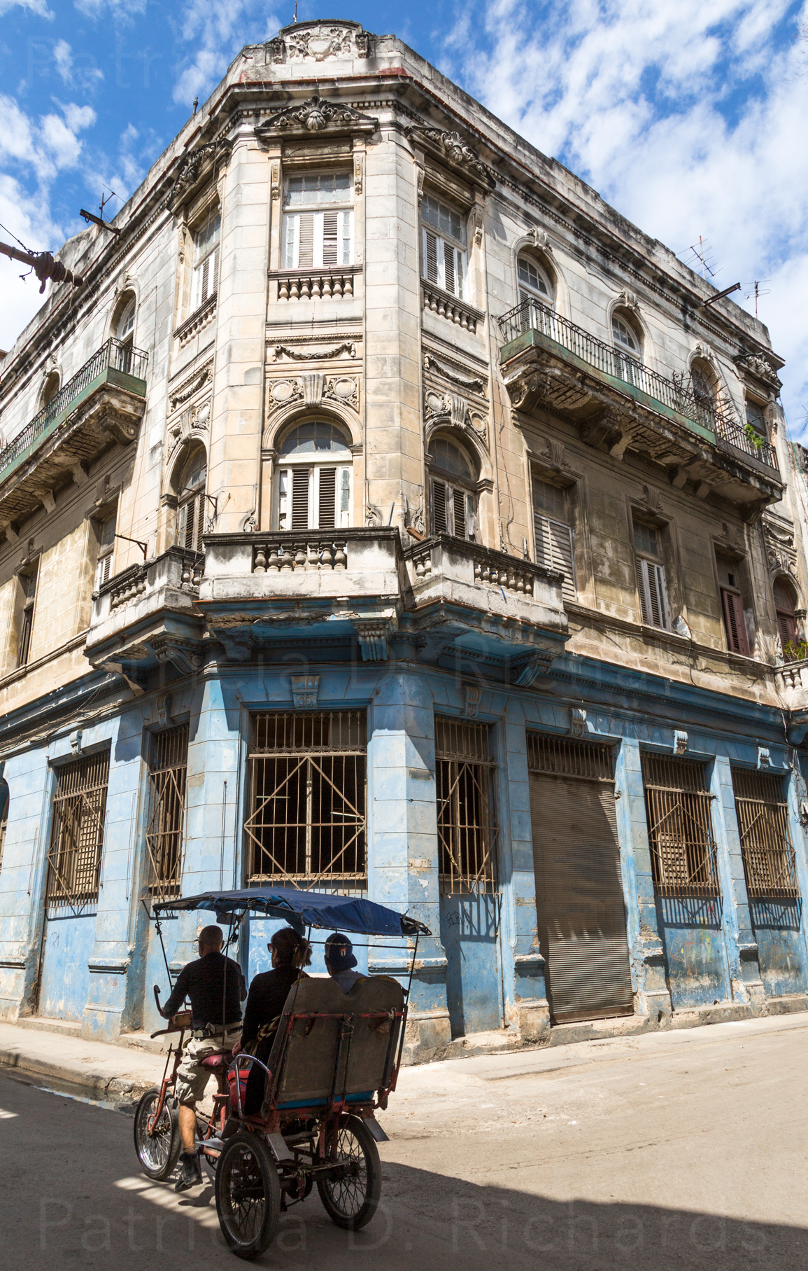 Taxi-riding-in-old-havana